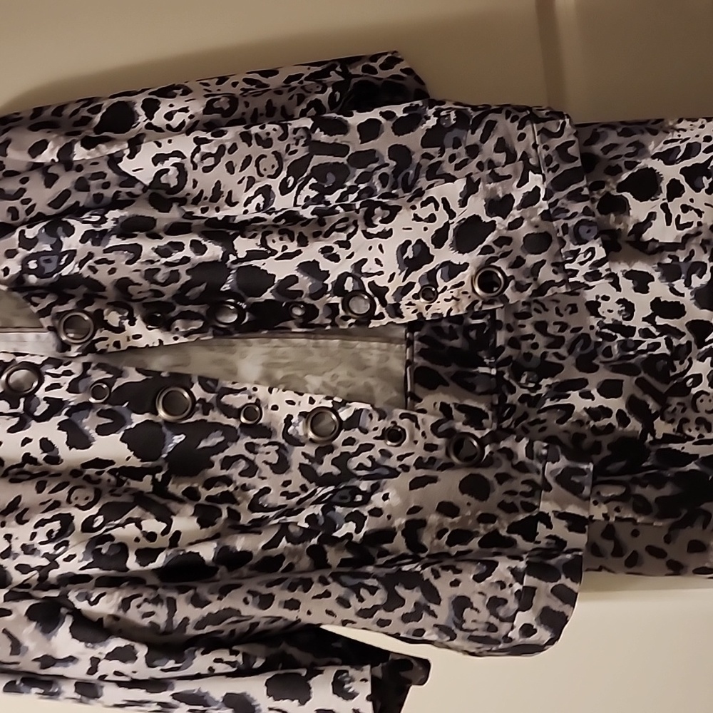 Jacket  from Catos color is gray , dark blue, and black size 18/20W